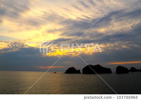 西伊豆町美麗的夕陽 103788968