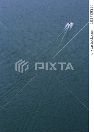 A top-down view of the speed of a motorboat sailing on water 103789533