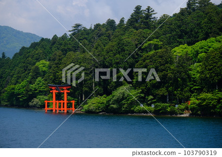 從蘆之湖看到的箱根神社和平鳥居(神奈川縣足柄下郡箱根町)4 從蘆之湖看到的箱根神社和平鳥居(神奈川縣足柄下郡箱根町)4 103790319
