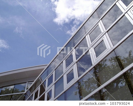 小島鎮標記。 ``Ojima Town Library(2002 年 5 月)'' 時尚的全玻璃牆。 小島鎮標記。 ``Ojima Town Library(2002 年 5 月)'' 時尚的全玻璃牆。 103793024