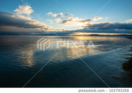 滋賀縣大津市坂本城遺址公園或江東的清晨景色 滋賀縣大津市坂本城遺址公園或江東的清晨景色 103793268