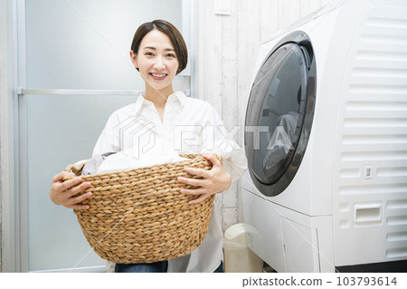 洗衣服的年輕女子生活方式形象 103793614