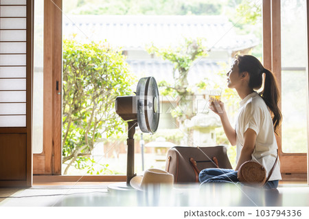 在日式房間放鬆的女人 103794336