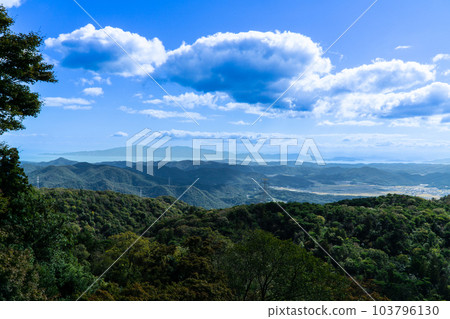 從岡山縣赤岩市熊山看到的秋日晴朗的瀨戶內海和小豆島 103796130