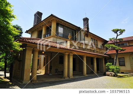 The carriage porch on the northeast side of the Former Inui House 103796515