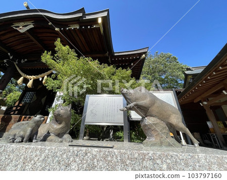 Gyoda Hachiman 神社的狗和野豬雕像 Gyoda Hachiman 神社的狗和野豬雕像 103797160