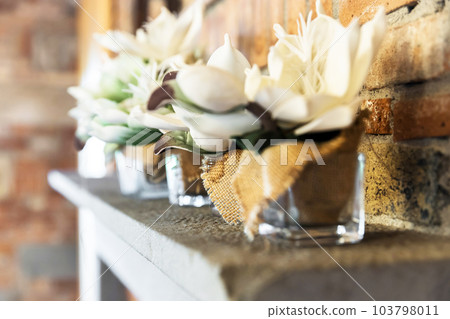 Floral decoration in glass jars 103798011