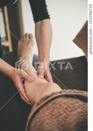 在美容院接受按摩的女人 在美容院接受按摩的女人 103798728