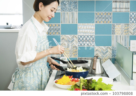 做炒菜的年輕女子烹飪形象 做炒菜的年輕女子烹飪形象 103798808