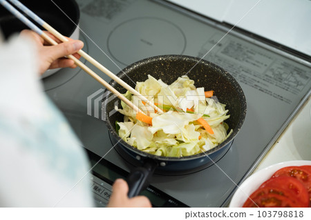 做炒菜的年輕女子烹飪形象 做炒菜的年輕女子烹飪形象 103798818