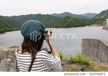 A woman taking pictures of Lake Nara, Gunma Prefecture 103798951