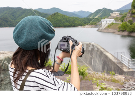 A woman taking pictures of Lake Nara, Gunma Prefecture 103798953