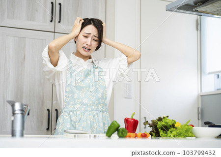 一位年輕女子用雙手摀住頭 烹飪圖像 103799432