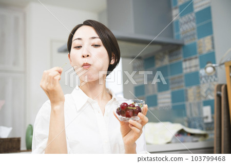 吃櫻桃的少婦吃喝圖片 103799468