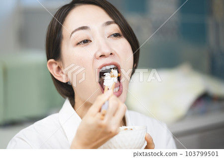 吃納豆米飯的年輕女子食物和飲料圖像 103799501