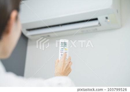 操作空調的年輕女性生活方式形象 103799526