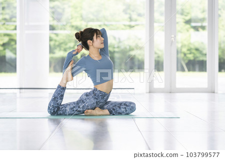 瑜伽女子鴿子姿勢 瑜伽女子鴿子姿勢 103799577