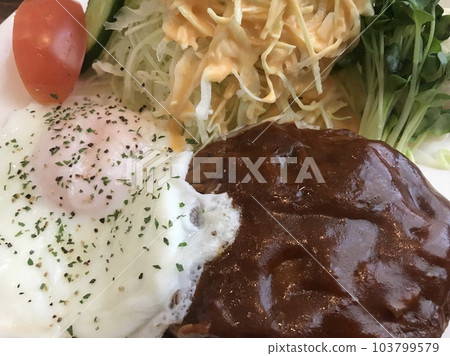 煎蛋漢堡牛排 103799579