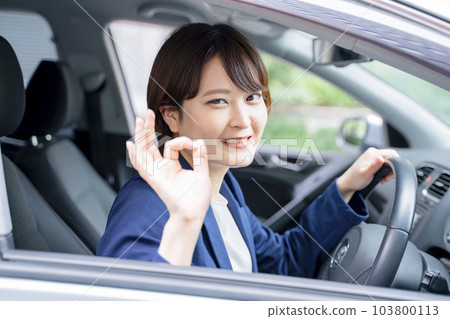 女性駕駛汽車姿勢 女性駕駛汽車姿勢 103800113