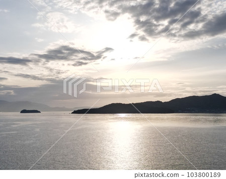 平靜的瀨戶內海的日出 103800189