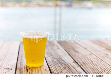 沙灘上的生啤酒 沙灘上的生啤酒 103800302