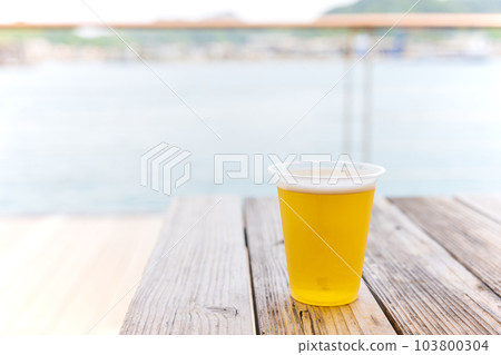 沙灘上的生啤酒 沙灘上的生啤酒 103800304