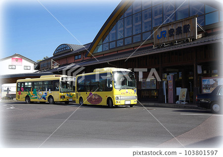 黃色廣域生活巴士在JR安來站巴士站進站停靠的場景(插畫風格) 黃色廣域生活巴士在JR安來站巴士站進站停靠的場景(插畫風格) 103801597