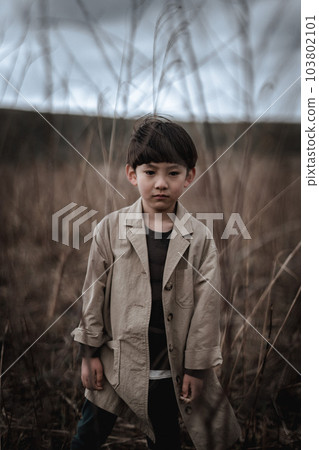 站立在草甸的男孩 103802101