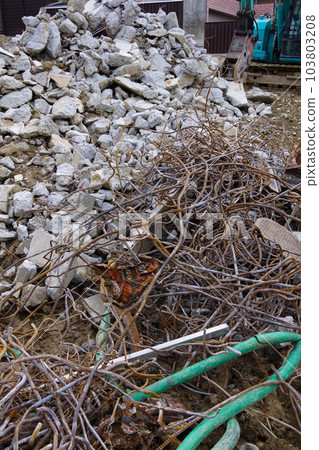 房屋拆遷現場 鋼筋混凝土 拆除混凝土牆和地基 瓦礫山 103803208