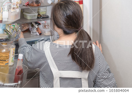 [Housewife looking for a refrigerator] 103804004