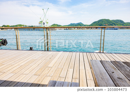 Open cafe in front of the sea 103804473