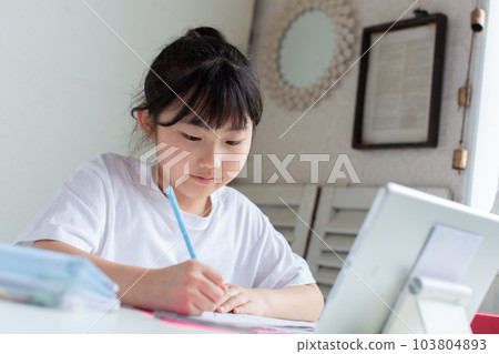 Elementary school students learning correspondence courses on tablets Elementary school students learning correspondence courses on tablets 103804893