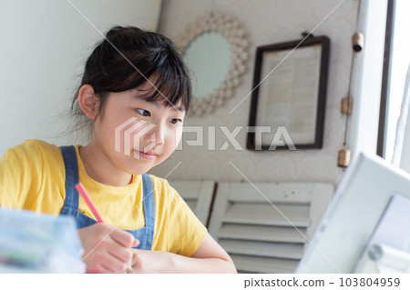 Elementary school students learning correspondence courses on tablets Elementary school students learning correspondence courses on tablets 103804959