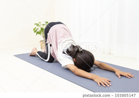 女孩伸展 103805147