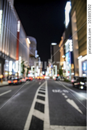 銀座百貨商店街在晚上 銀座百貨商店街在晚上 103805302