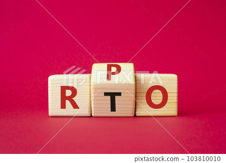 RPO vs RTO symbol. Wooden cubes with words RTO to RPO. Beautiful red background. business concept. Copy space 103810010