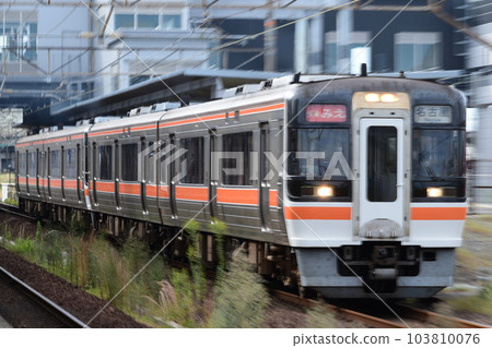 Rapid Mie departing from JR Tokai Kuwana Station Rapid Mie departing from JR Tokai Kuwana Station 103810076
