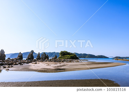 從逆光方向看的橋歸岩，和歌山縣串本町 103815516