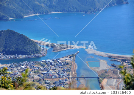 眺望銚子川和船津川的河口（從高丸山山頂）[三重縣北室郡紀北町] 103816460