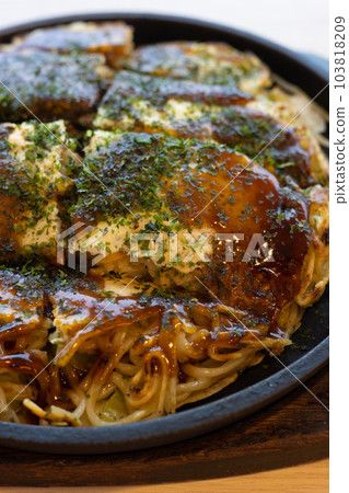 Delicious Hiroshima style okonomiyaki 103818209