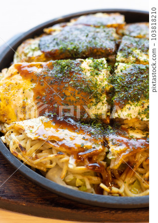 Delicious Hiroshima style okonomiyaki 103818210