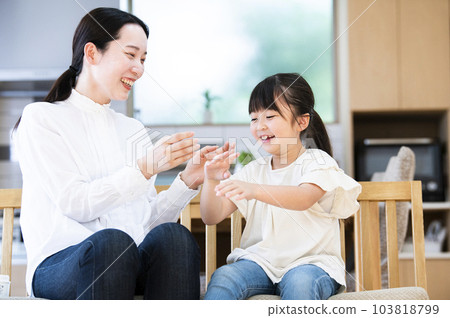 父母和孩子做皮膚護理 父母和孩子做皮膚護理 103818799