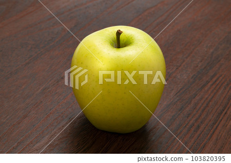 yellow apple shinano gold 103820395