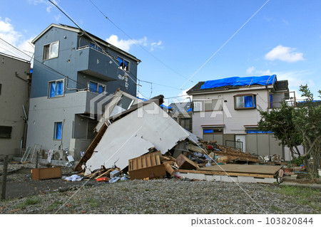 A house destroyed by a tornado 103820844
