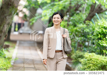 行走的女人清新綠色商務 103821471