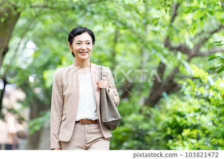 行走的女人清新綠色商務 103821472
