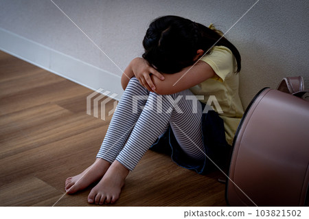 elementary school girl 103821502