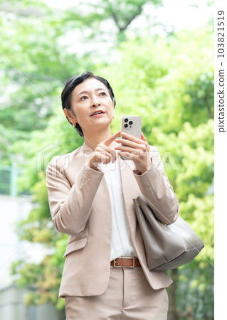 business woman smartphone business woman smartphone 103821519