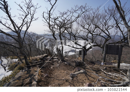 草春赤城 從駒嶽山頂附近眺望大沼 2023 年 3 月 8 日 103821544