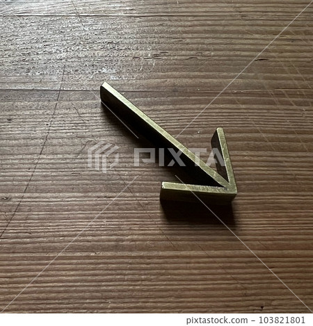 金屬箭頭符號素材,金色箭頭圖標素材,三維箭頭符號標記素材,金屬物體箭頭素材 103821801